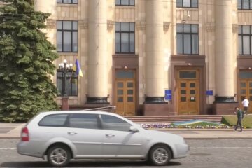 В Харькове таксист доехал до больницы с перерезанным горлом: детали