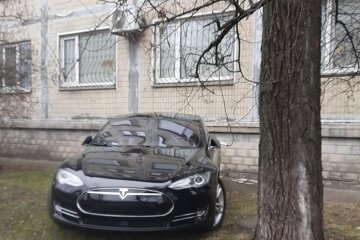 Заряджання електромобіля з вікна квартири