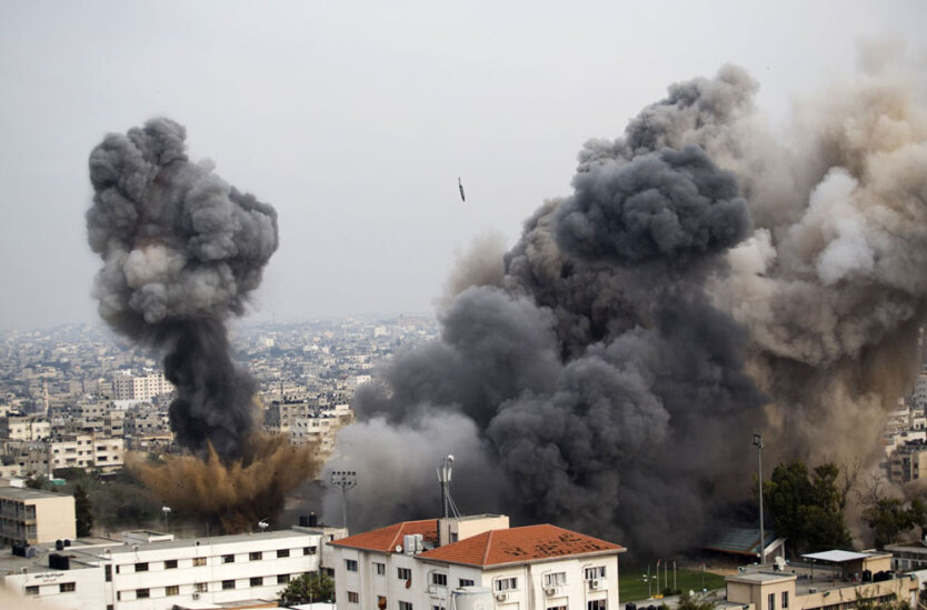 Бомба, падающая на жилые дома в Секторе Газа. 