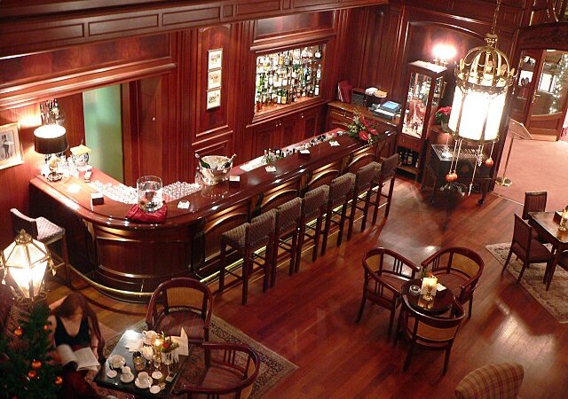 бар и барная стойка, барные стулья в баре-ресторане