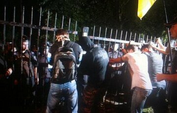 Двести человек штурмовали РОВД в Киеве: повален забор, 6 милиционеров в больнице