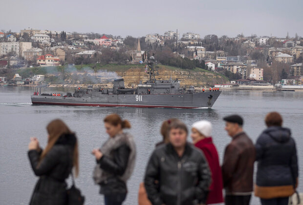 Российский военный корабль на рейде в Севастополе, 2 марта 2014 года