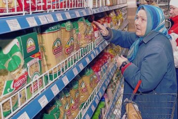 Пенсионерка в супермаркете