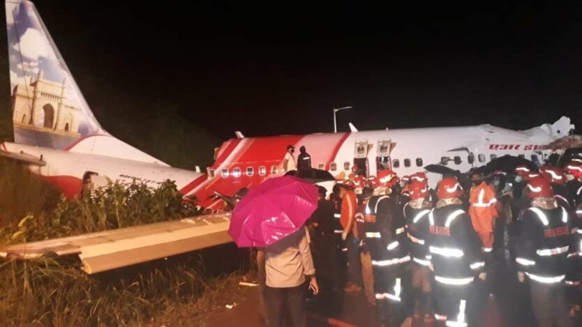 ЧП с самолетом Air India,Авиакатастрофа в Индии,Самолет выкатился с полосы в Индии