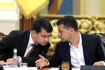 Владимир Зеленский и Дмитрий Разумков разговаривают