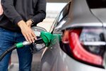 Водій заправляє авто на АЗС