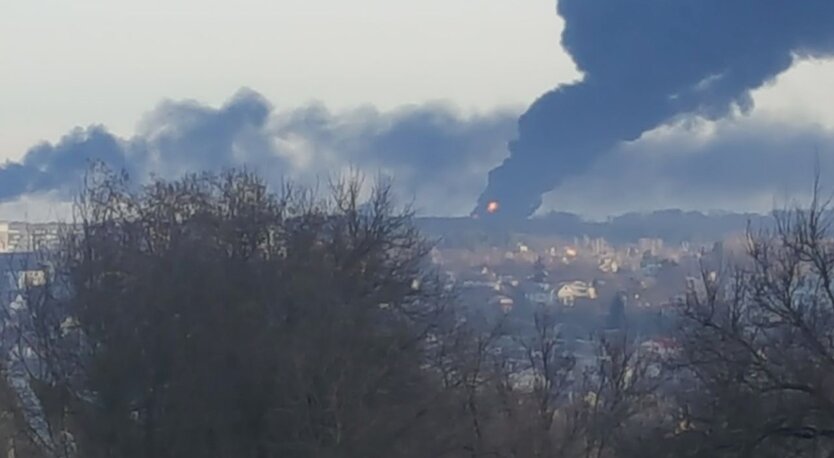 В Василькове после авиаудара оккупантов горит нефтебаза