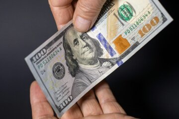 100 долларов