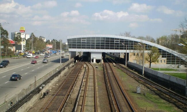 Станция метро "Дарница"