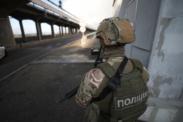 Снайперы, БТР и стрельба по полицейскому дрону: подробности спецоперации на мосту Метро