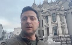 "Оружие мы не сложим": Зеленский призвал не верить фейкам