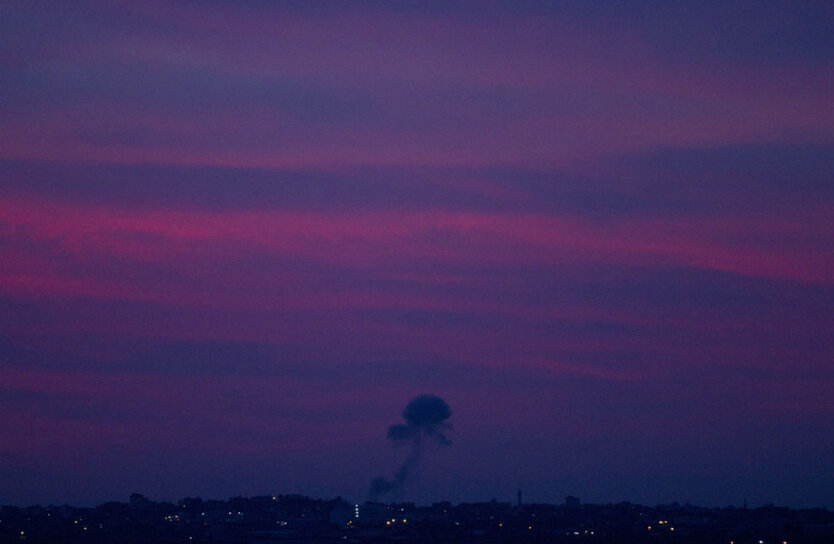 И здесь, и там поднимаются дымки от ударов израильской авиации по сектору Газа