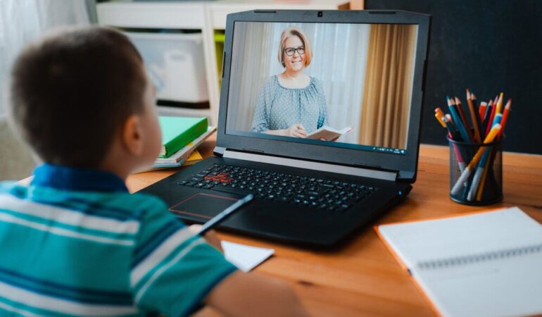 Дистанційне навчання у школах / Фото: mbcareerconnect.org