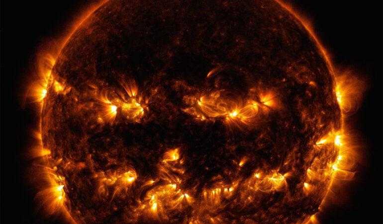 Рука Бога, лицо на Марсе, адская планета: самые невероятные фото из космоса