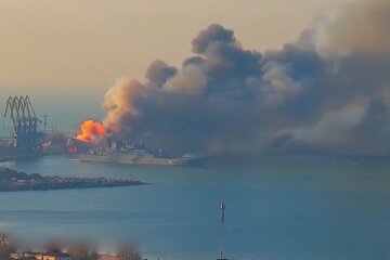 Залужний показав відео удару ЗСУ по російським кораблям у Бердянську 24 березня 2022 року