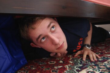 под кроватью