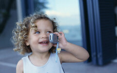 малышка с телефоном