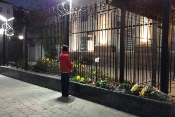 Цветы под посольством России в Киеве