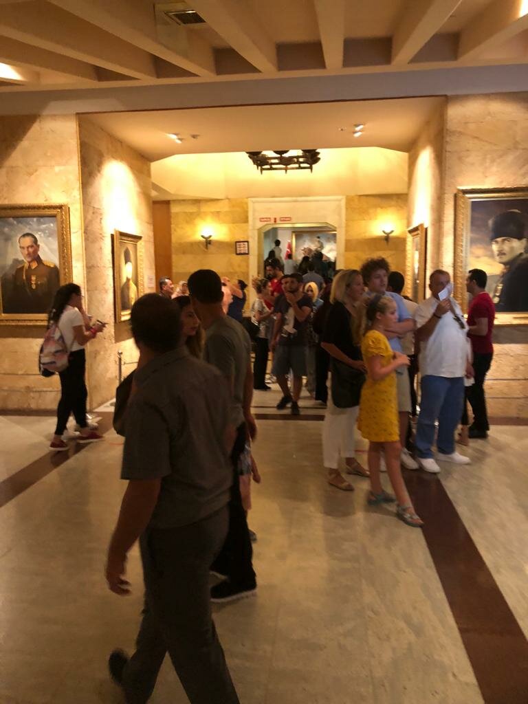 Мавзолей Ататюрка в Анкаре переполнен посетителями. На 90% это турки