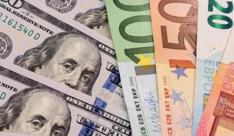 Долари та євро