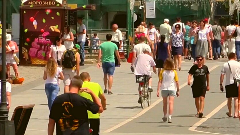 Люди идут по улице в Закарпатье