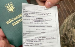 Вручення повістки / Фото: zmi.ck.ua