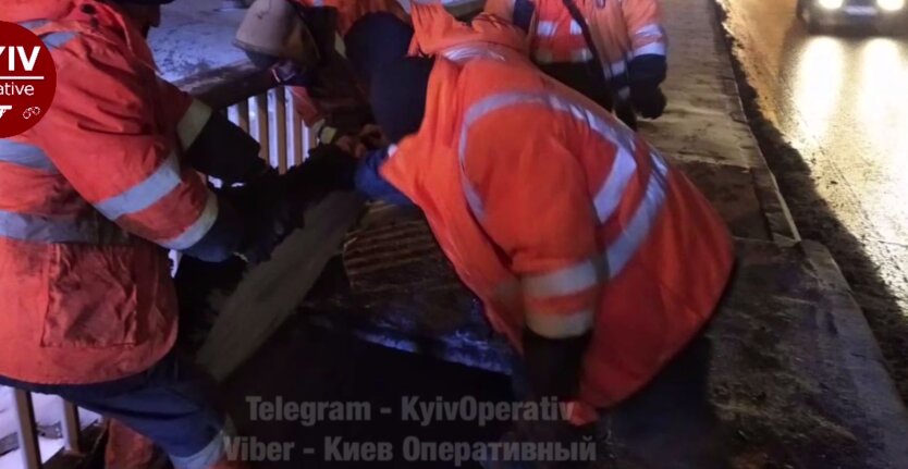 Работа коммунальщиков в Киеве, мост Метро, ремонт плитки