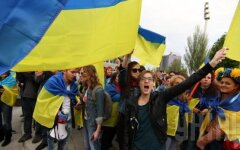 флаг украины митинг