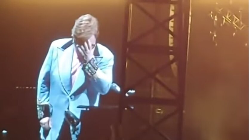 элтон джон потерял голос во время концерта и расплакался на сцене