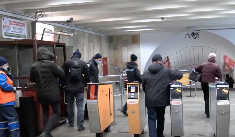 В метро Киева полицейский спас жизнь мужчине: видео