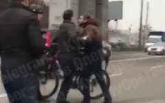 в Киеве сцепились велосипедист и водитель