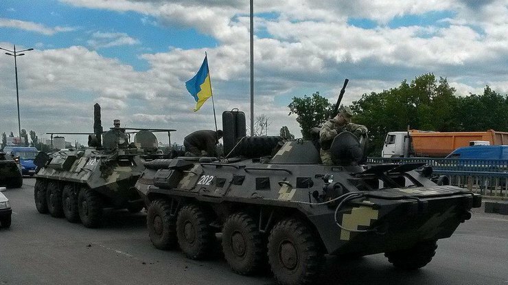 колонна военной техники Киев