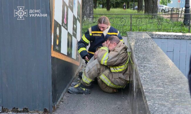 "Герои без оружия": в Киеве под российскими обстрелами погибли спасатели, много раненых