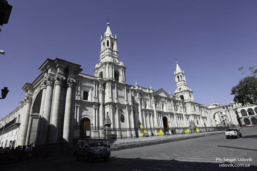 Арекипа. Центральная площадь (Пласа де Армас). Кафедральный собор основанный в 1612 году.