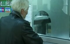 Кассир Ощадбанка устроил охоту на клиента