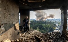 Поврежденное жилое здание в Киеве \ Фото: Томас Питер, Reuters