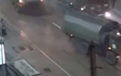Протестующие атаковали бронетранспортеры, которые ввели в Алматы: видео