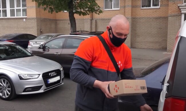 Новая почта объяснила украинцам, что входит в курьерскую доставку посылок