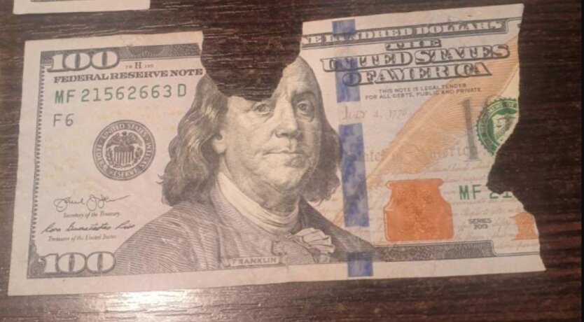 Пошкоджена доларова купюра