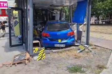 В Киеве автомобиль влетел в кофейню на остановке