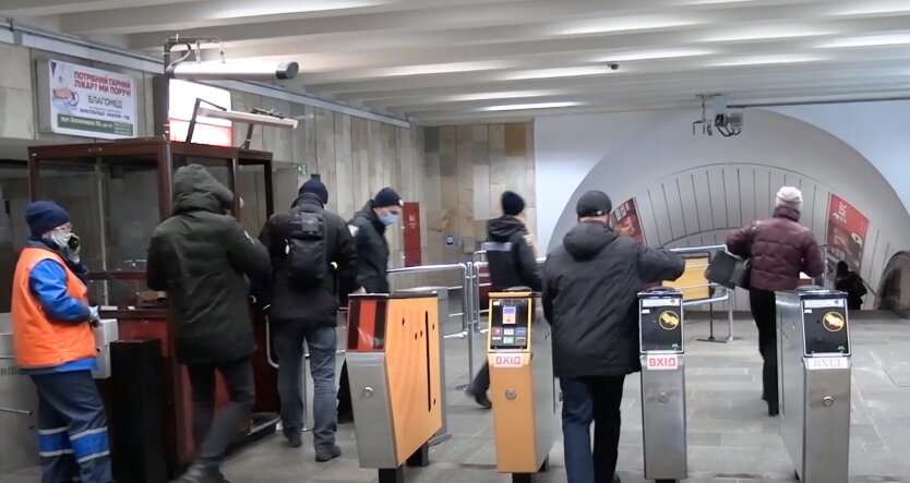 В метро Киева полицейский спас жизнь мужчине: видео