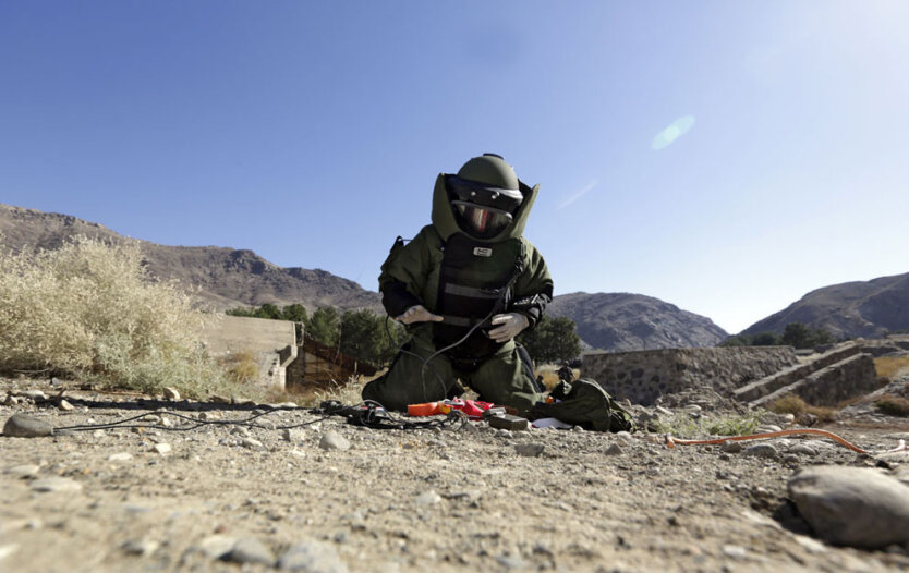 Французская военная база в Наглу, Афганистан. Сапёр Афганской Национальной Армии демонстрирует технику разминирования.