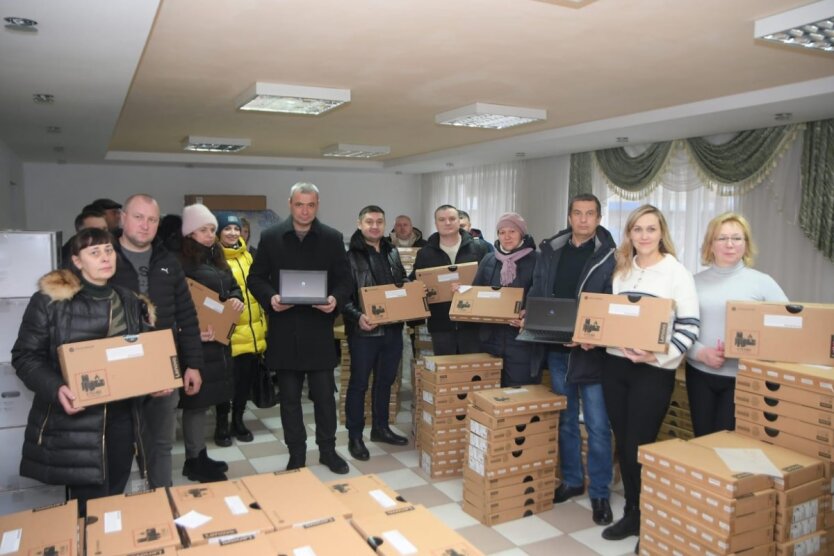 Украинские учителя получили ноутбуки