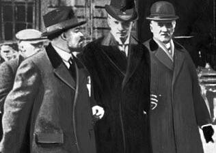 Владимир Ленин, Туре Нерман и Карл Линдхаген. Стокгольм, 1917 г