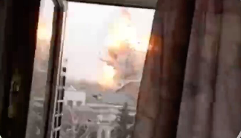 Появилось ужасающее видео момента ракетного удара по Харькову