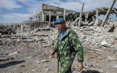 Бывший российский десантник Якут на руинах аэропорта Луганска
