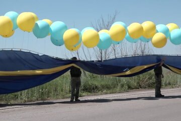 На Донбассе запустили в небо флаг Украины