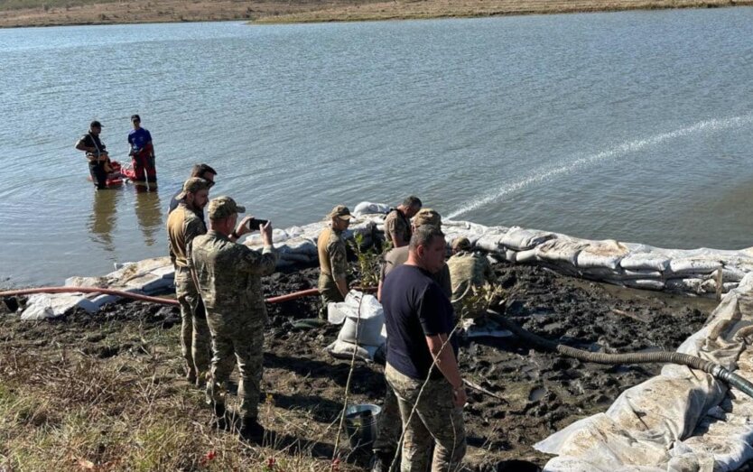 У Молдові виявили уламки ракети в озері: фото