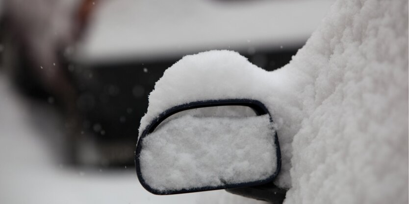 Сніг на авто / Фото: lightpoet / Depositphotos