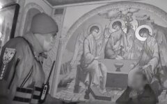 Киевские патрульные спасли жизнь самоубийце: видео
